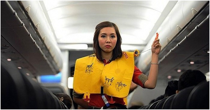 Táy máy nghịch áo phao trên máy bay, nam hành khác