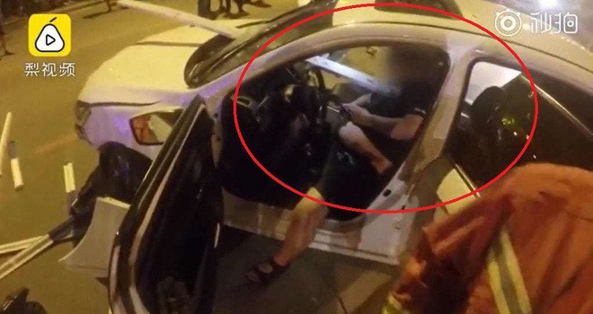 Bị thanh barie đâm xuyên ngực, tài xế vẫ