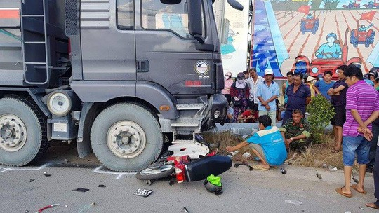 Xe ben %22càn%22 xe máy, 2 người tử vong ta