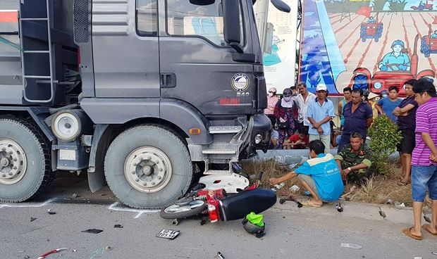 Xe ben mất lái đâm thẳng 2 xe máy, 2 ngươ