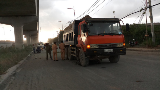 Chạy xe vào lớp đất, cát trên đường, ng