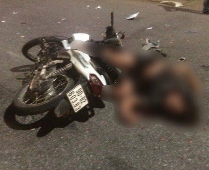 Xe máy tông trực diện containner, 2 thanh ni