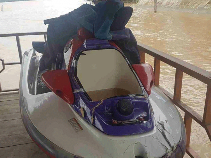 20180903-du-khach-lai-mo-to-nuoc-dam-vao-tau-du-li