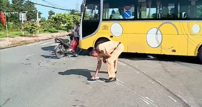 Qua đường, người đàn ông bị xe khách tông tử vong