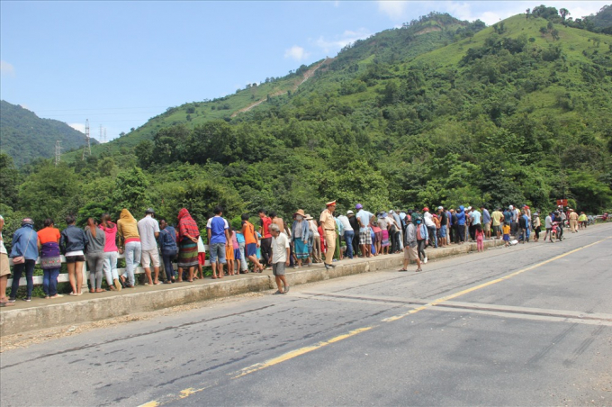 Xe ôtô chở gỗ dăm bị rơi xuống suối, 