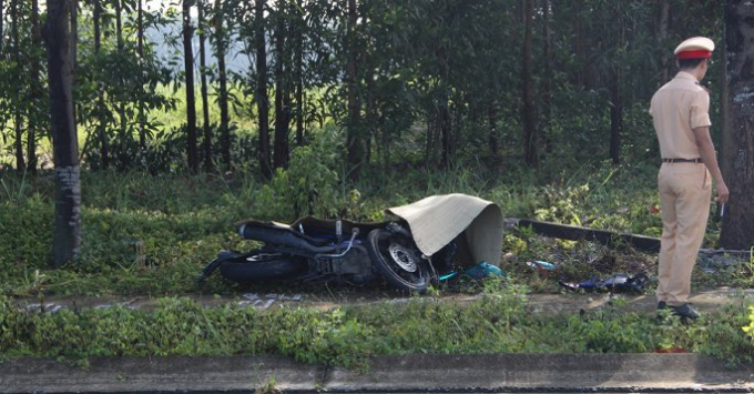 Nam thanh niên chạy xe máy đâm vào cột bê 