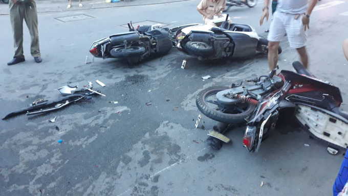 Ô tô tông hàng loạt xe máy ở Sài Gòn, nh