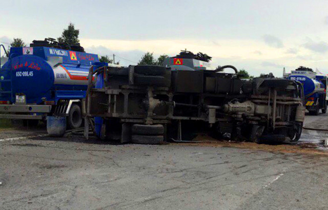 Xe bồn chở 6.000 lít xăng lật trên quốc