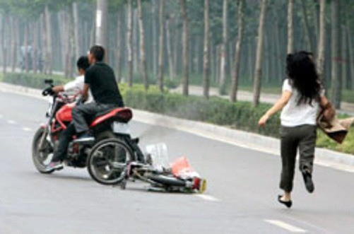 Đôi nam nữ bị nhóm đối tượng đạp ngã xe cướp táo t