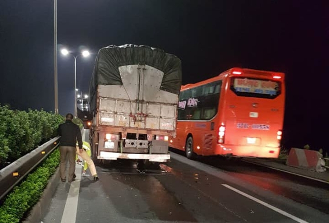 Xe máy đâm xe tải trên cao tốc, nam thanh niên tử 