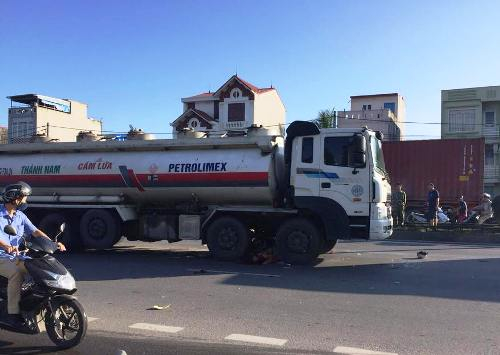 Xe bồn chở xăng dầu va chạm xe máy, hai công nhân 