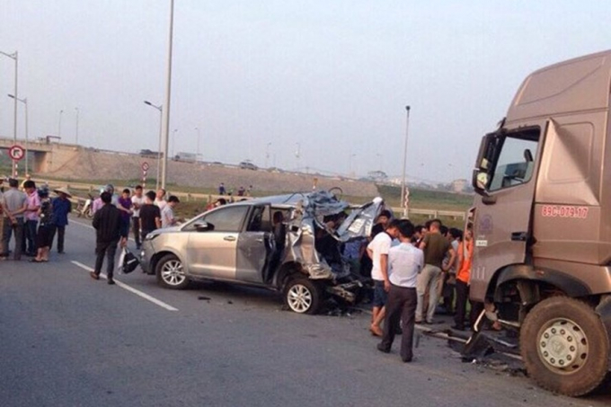 Vụ container tông xe innova lùi trên cao tốc