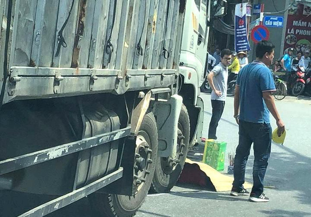 Va chạm với xe tải, nữ sinh viên trường 