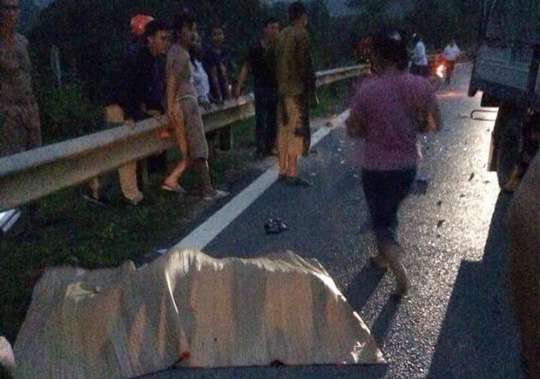 Xe máy đấu đầu xe tải, 2 anh em tử vong tr