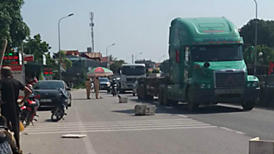 Xe tải gây tai nạn, 3 người phụ nữ thươ