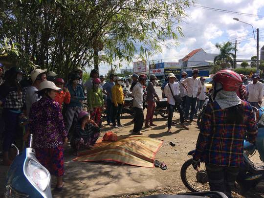 Người phụ nữ chết thảm sau khi va chạm với taxi