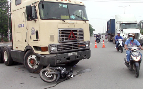 Xe đầu kéo cuốn xe máy vào gầm, cán nát tay bé gái