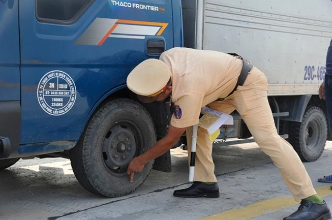 CSGT siết kiểm tra vỏ xe, phanh… của ô tô trên đườ