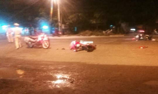 Hai xe máy lao thẳng vào nhau, 2 thanh niên tử von