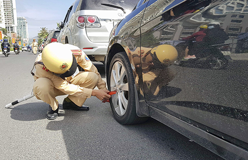 Hàng loạt ôtô bị khóa bánh ở Nha Trang vì vi phạm