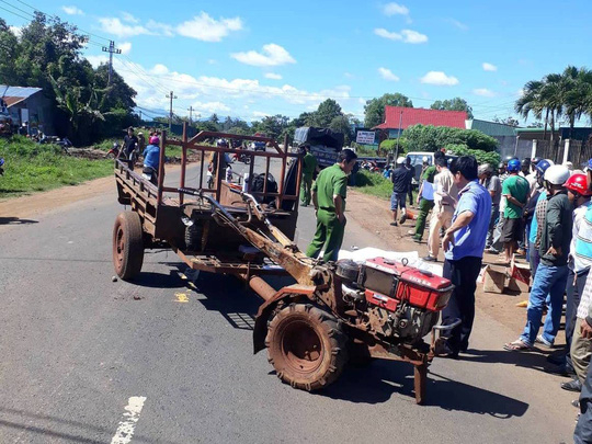 Né được xe công nông mất lái, lại bị xe tải cán tử
