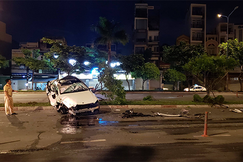 Ôtô Mercedes lật nhiều vòng trên đường Sài Gòn