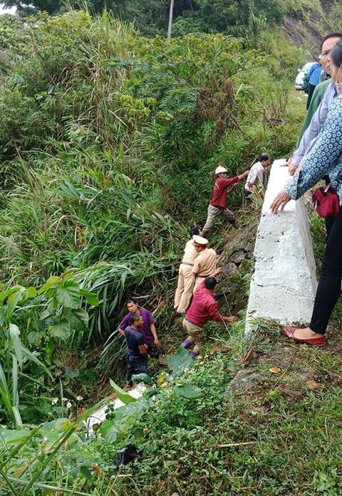 Xe 7 chỗ chở 5 người bất ngờ lao xuống vực ở đèo G