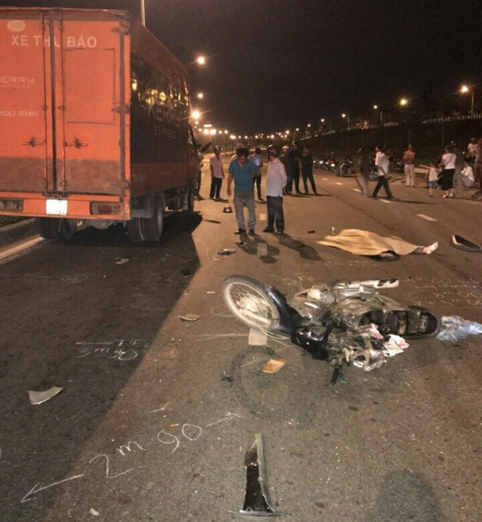 Xe thư báo va chạm với xe máy, người đàn ông chết 