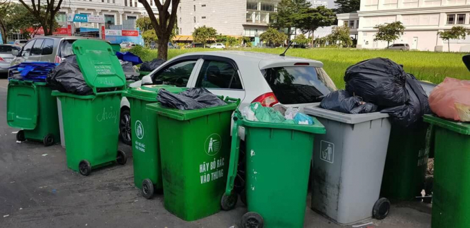 Chiếc xe ô tô bị hàng chục thùng rác bao vây 'cản