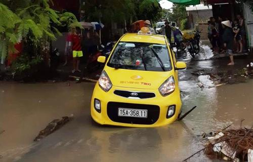 Tài xế taxi bước hụt chân xuống mương thiệt mạng