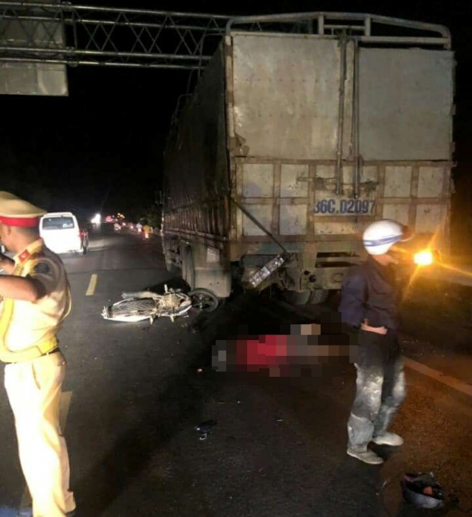 Đâm vào đuôi xe tải đỗ bên đường, nam thanh niên 2