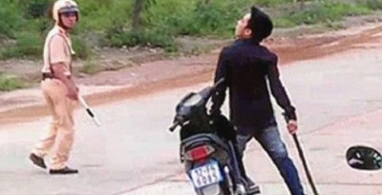 Bị yêu cầu dừng xe, thanh niên chém 2 công an trọn