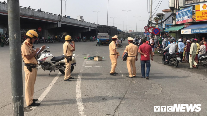 Bé gái 10 tuổi cùng mẹ bị xe tải cán chê