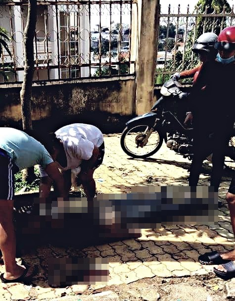 Xe máy mất lái tông vào cột điện bên đu