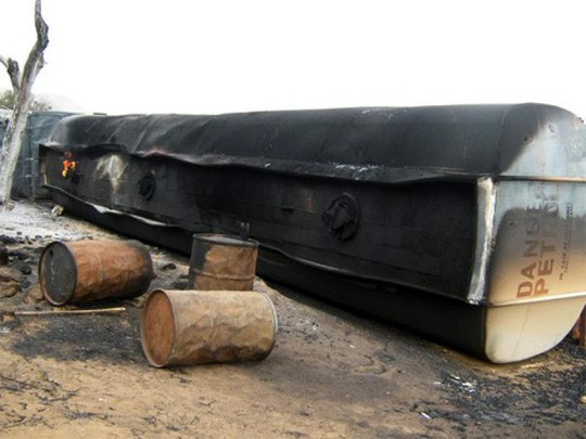 Xe bồn chở nhiên liệu va chạm, 50 người