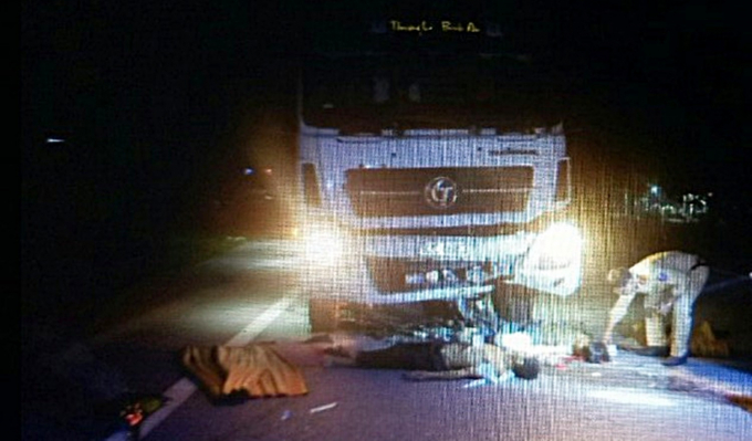 Xe máy đối đầu kinh hoàng với xe tải, 2 t