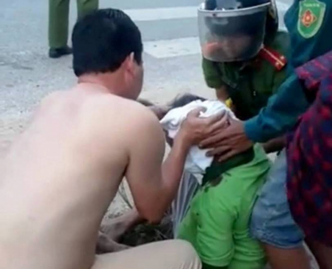 dai-uy-CSGT-coi-ao-cam-mau-cho-nguoi-bi-TNGT-csgt-