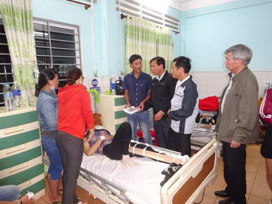 Xe khách tông xe bán tải, 7 người thương vong