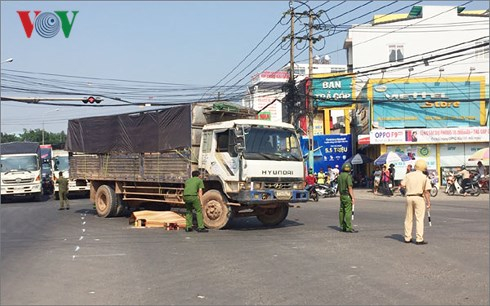 Đi xe đạp sang đường, cụ ông bị xe tải tông tử von