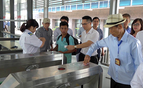 Xe buýt nhanh ở Hà Nội bắt đầu áp dụng vé điện tử