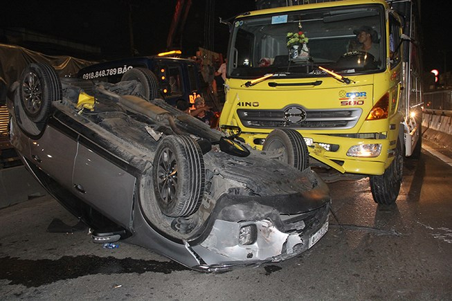 Ô tô bị xe tải tông lật ngửa, nhiều người bên tron