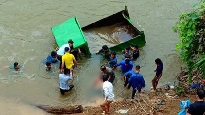 Xe ô tô tự chế rơi xuống suối, tài xế 17 tuổi tử v