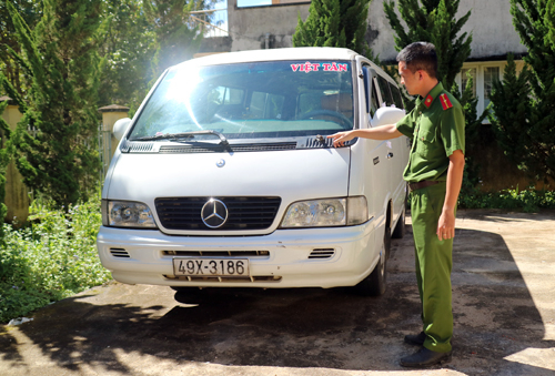 Cảnh sát bị ôtô đẩy 100 m trên phố Đà Lạt