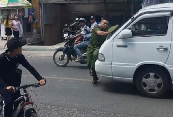 Hình phạt nào cho tài xế xe 16 chỗ ủi Công an gần 