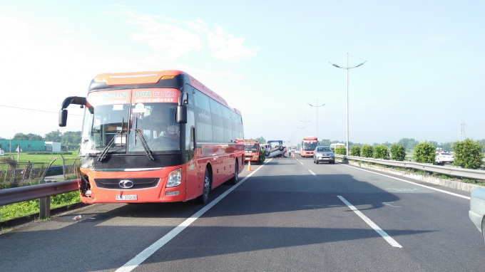 Va chạm xe khách Phương Trang, xế hộp lật ngửa trê