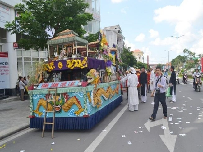 Bị phạt 6 triệu đồng do rải giấy tiền vàng mã khi 