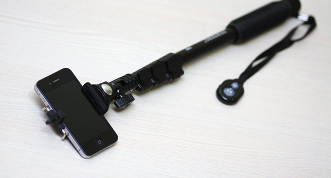 Mải 'selfie' trên đường băng, hai thiếu nữ bị máy 