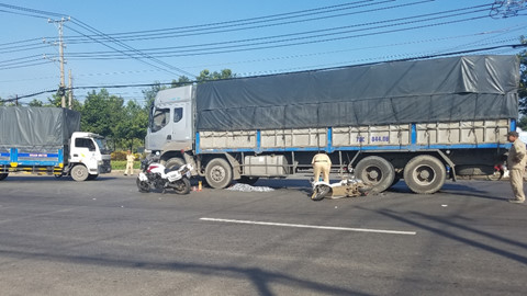 Xe tải tông xe máy, nữ công nhân chết thảm