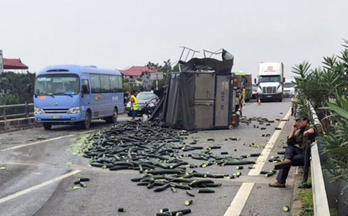 Xe tải đâm đuôi xe khách, cao tốc Nội Bài-Lào Cai 