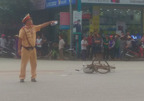 Cụ ông 71 tuổi tử vong dưới bánh xe container